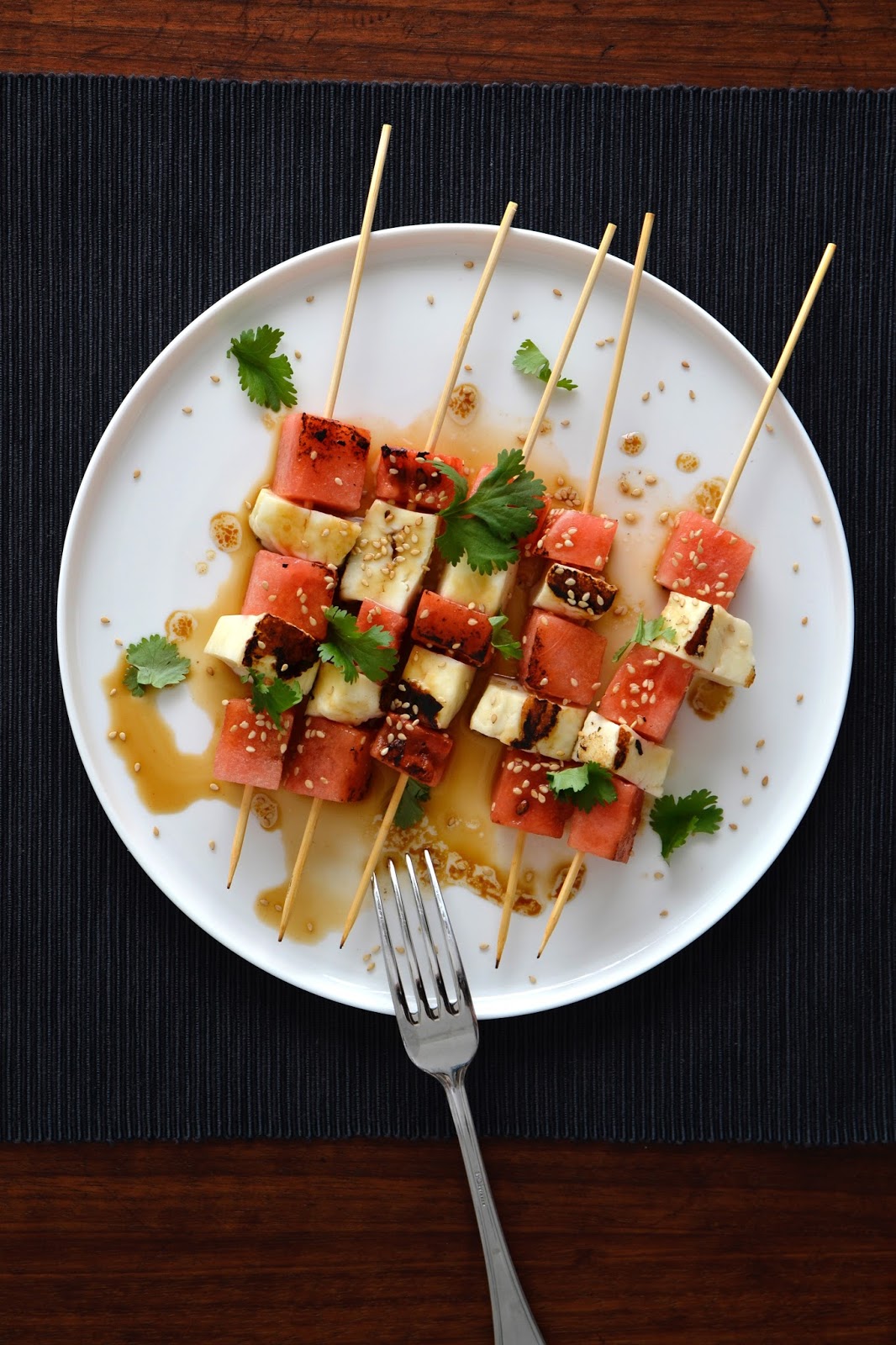 Brochettes d'halloumi au miel et aux légumes d'été