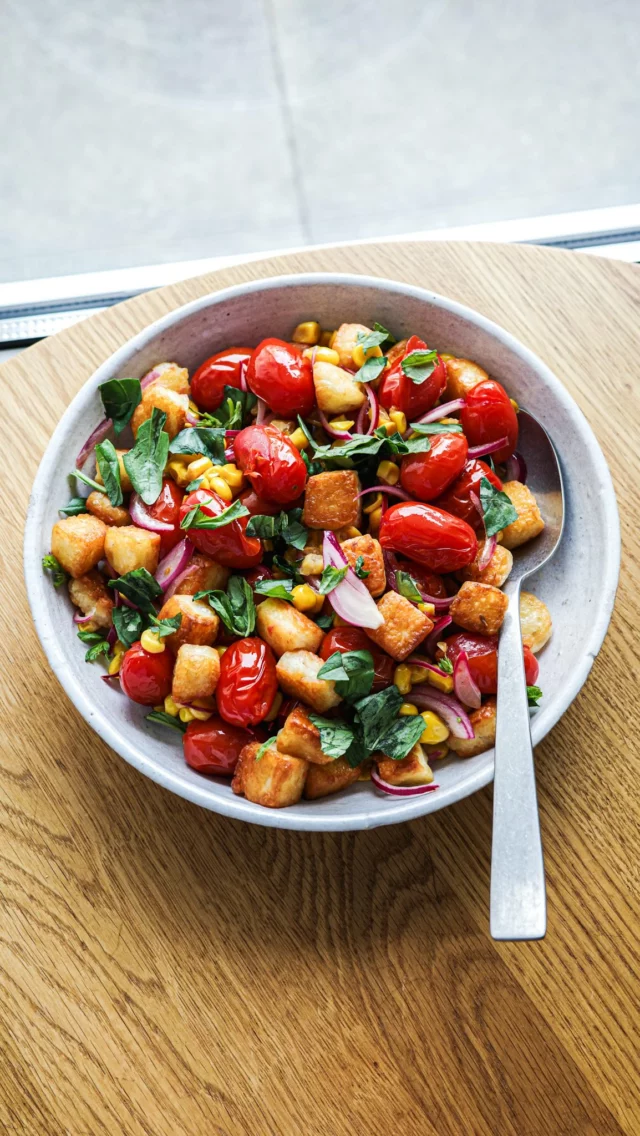 Salade de tomates et croûtons d’haloumi | Collaboration rémunéréeLa liste des courses pour 2 personnes:1/2 petit oignon rouge finement émincé en lamelles
300g de tomates bonbons @boniselection
150g de maïs doux @boniselection
135g d’haloumi de chèvre Berloumi coupé en dés d’un centimètre
1 pincée de graines de cumin
1 citron vert
Basilic
Vinaigre de cidre
Sel et poivre du moulinCouvrez les lamelles d’oignon rouge de vinaigre de cidre, ajoutez une pincée de sel, mélangez et laissez mariner pendant au moins 15mn.
Faites chauffer un filet d’huile d’olive dans une poêle anti-adhésive. Faites revenir les dés d’haloumi jusqu’à ce qu’ils soient bien dorés sur toutes les faces. Réservez sur une assiette.
Dans la même poêle, faites revenir le maïs rincé et égoutté et quand il commence à colorer, ajoutez les tomates et une pincée de graines de cumin. Salez et poivrez. Laissez-les s’attendrir légèrement puis versez le tout dans un saladier.
Arrosez de jus de citron vert, ajoutez l’oignon égoutté et les croûtons d’haloumi. Mélangez.
Servez la salade parsemée de quelques feuilles de basilic déchirées.#lacuisinecestsimple #recettefacile #mangersainement #faitmaison #recettehealthy #frenchfoodie #bonicolruytgroup #boniplant #bonioveralthuis #bonibonneidee #colruytgroup #colruyt