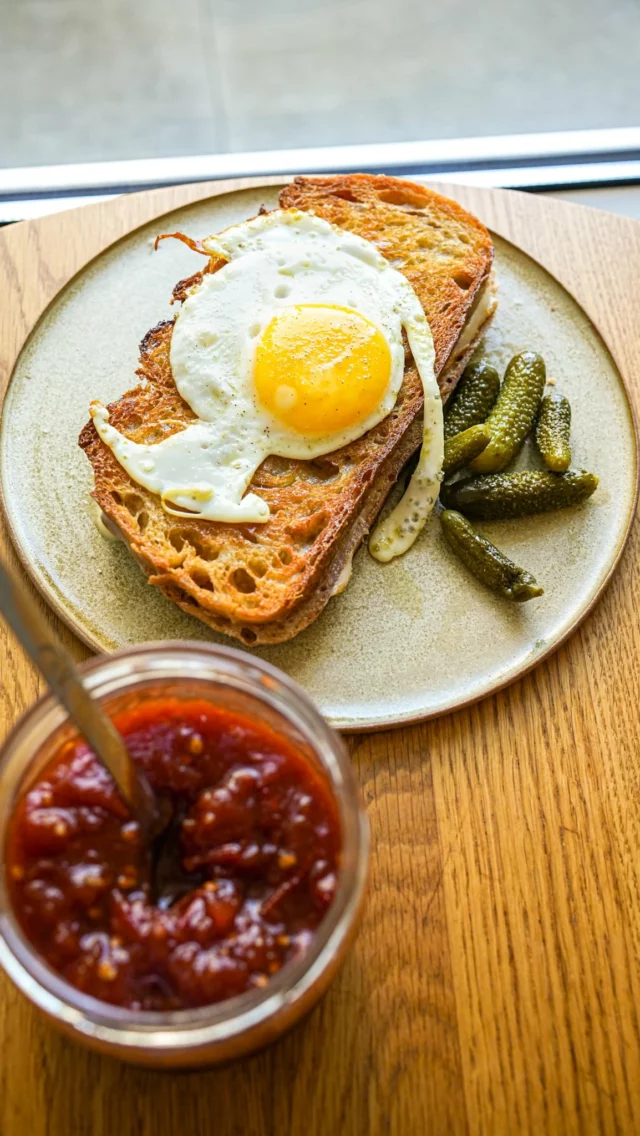 Croque raclette et confiture de tomate | Collaboration rémunérée avec @entremont_beTous les détails de la recette sont sur mon blog lacuisinecestsimple.comPensez à vous abonner à la newsletter, si ce n’est déjà fait. Je recommence à l’envoyer ce dimanche!#lacuisinecestsimple #recettefacile #recetterapide #frenchfoodie #recettevegetarienne #mangersainement #raclette #croque