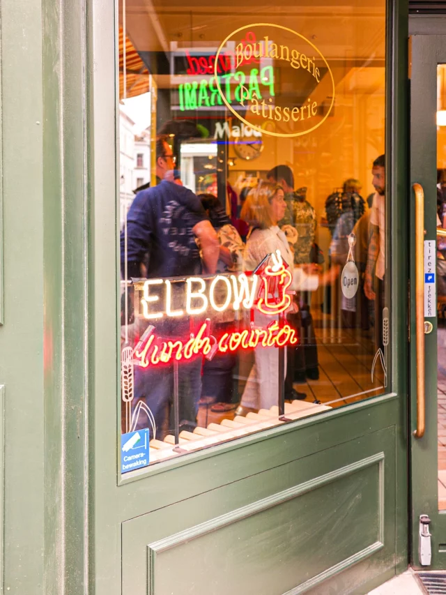 Saturday lunch at ElbowSamedi midi, j’ai emmené mon coloc déjeuner chez Elbow dans le quartier Saint-Boniface à Bruxelles. J’y étais déjà allée l’année dernière avec ma fille et nous avions adoré l’endroit. On pousse la porte et on a l’impression d’être dans un lunch counter aux Etats-Unis. On est accueilli en anglais, le lieu est composé d’un grand comptoir avec des tabourets hauts et fixes qui font face à la cuisine ouverte. On prend un numéro et on attend d’être convié à la caisse où on passe commande. Ici on ne mange que des oeufs (omelette ou sur le plat avec fromage et saucisse) ou des sandwiches chauds ou froids. Le coloc a pris un Philly Cheesesteak (viande de bœuf et oignons cuits, fromage fondu et mayonnaise), un peu comme dans la série The Bear que j’aime beaucoup. Et moi, un Egg Salad (salade d’œufs durs, salade iceberg et pickles). Le pain n’est vraiment pas extraordinaire: c’est soit une baguette blanche un peu creuse (si vous voyez ce que je veux dire) ou du pain complet en tranches. Mais le lieu est tellement original et les produits très bons alors on leur pardonne. Ici pas de chichis, on attend d’être invité à s’assoir lorsqu’une une place se libère. On mange son sandwich, servi avec des chips et un grand cornichon. On boit une limonade maison, un ice tea ou une bière. Et on se casse! Parce qu’il y a du monde qui attend pour prendre notre place. Franchement, si vous passez dans le coin, je vous invite à y manger au moins une fois car cela en vaut vraiment la peine.#lacuisinecestsimple #lunchtime #elbow #visitbrussels #ixellesrestaurant