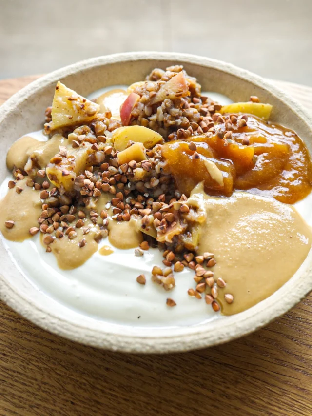 MiamofruitsCela fait des années que je dois vous partager cette recette que j’adore. Pourquoi ne l’ai-je encore jamais fait, je me le demande encore. C’est d’une simplicité enfantine. Je cuis ce miamofruits le weekend et j’en ai pour la semaine. Je l’accommode en fonction de mes envies, de yaourt, fruits frais, compote, purée d’oléagineux, graines... ce que j’ai sous la main.Tous les détails de la recette sont sur mon blog lacuisinecestsimple.com#lacuisinecestsimple #miamofruits #petitdejeuner #fruitsdesaison #pommes #poires #gingembre