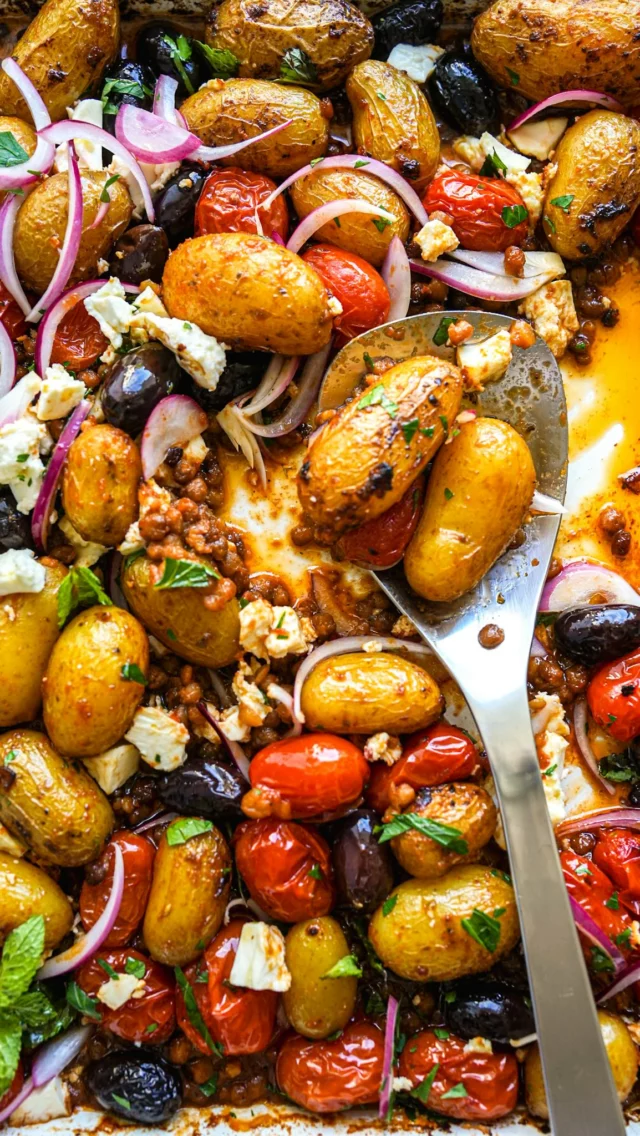 Pommes de terre rôties à la grecque | collaboration rémunérée avec @boniselectionLa liste des courses pour 2 personnes:250g de mini grenailles
200g de lentilles en conserve
200g de tomates cerises
100g d’olives Kalamon
1 càs. de double concentré de tomates
Le zeste d’1/2 citron
1 gousse d’ail
1/2 oignon rouge
200g de feta
1 pincée d’origan séché
Persil plat
Menthe fraîche
Vinaigre de cidre
Huile d’olive
Sel et poivre du moulinPréchauffez votre four à 220°C.
Rincez les pommes de terre, les tomates cerises et les lentilles.
Mettez les pommes de terre dans une casserole d’eau froide. Portez à ébullition puis laissez cuire sur feu moyen pendant 15mn jusqu’à ce que les pommes de terre soient tendres. Egouttez.
Pendant ce temp-la, mélangez dans un bol, le zeste de citron, l’ail écrasé au presse-ail et le concentré de tomates. Salez et poivrez, ajoutez 4 càs. d’huile d’olive puis fouettez pour bien mélanger le tout.
Versez les légumes et les olives dans un plat à four (tout doit tenir sur une couche). Versez la sauce par dessus et mélangez pour bien couvrir tous les légumes. Arrosez d’un filet d’huile d’olive et enfournez pendant 15mn environ. Les légumes doivent avoir légèrement coloré.
Pendant la cuisson des légumes, émincez finement l’oignon rouge. Mettez-le dans un bol avec une pincée de sel puis couvrez de vinaigre de cidre. Laissez mariner.
Sortez le plat du four, émiettez la feta sur les légumes puis enfournez à nouveau pendant 5 à 10mn, jusqu’à ce que la feta soit légèrement grillée.
Ajoutez un filet d’huile d’olive. Parsemez les légumes de persil plat haché et de feuilles de menthe juste avant de servir.#lacuisinecestsimple #recettepetitbudget #bonicolruytgroup #boniplant
#bonioveralthuis #bonibonneidee #colruytgroup #colruyt