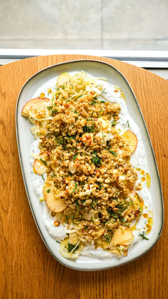 Fenouil et pommes à l’avoine croustillante | collaboration rémunérée avec @bosto.beUne petite recette de saison, toute simple et rapide à réaliser, pour changer du riz, avec le nouvel avoine Bosto comme topping croustillant.La liste des courses:1 sachet (75g) d’avoine Bosto
100g de feta
1 petit bulbe de fenouil
1/4 de chou pointu
2 petites pommes
1 càs. de moutarde à l’ancienne
1 càs. de miel liquide
2 càs. de vinaigre de cidre
6 càs. d’huile d’olive
4 càs. de yaourt à la grecque
le zeste d’1/2 citron
quelques brins d’aneth
quelques feuilles de menthe
Sel et poivre du moulin
Huile d’olivePortez une casserole d’eau salée à ébullition pour y cuire l’avoine pendant 10 minutes.
Versez l’avoine égoutté dans votre airfryer ou dans un plat à four. Emiettez la feta par dessus, arrosez d’un filet d’huile d’olive et mélangez. Faites cuire pendant une dizaine de minutes au airfryer à 220°C ou dans un four préchauffé à 200°C. Le mélange doit être grillé et légèrement doré.
Pendant ce temps, émincez finement le fenouil, le chou et les pommes avec une mandoline ou un couteau.
Préparez la vinaigrette en mélangeant la moutarde, le miel, le vinaigre et l’huile d’olive. Salez et poivrez. Mélangez les légumes et la pomme émincés avec la vinaigrette puis ajoutez les feuilles de menthe déchirées.
Mélangez le yaourt avec le zeste de citron et l’aneth ciselé. Salez et poivrez.
Etalez le yaourt aux herbes sur une grande assiette, déposez la salade de fenouil par dessus puis parsemez avec l’avoine et la feta croustillants.
Terminez par quelques brins d’aneth hachés, quelques goutes d’huile d’olive puis dégustez sans attendre.#lacuisinecestsimple #recettefacile #recettedesaison #Bosto #BostoRecette