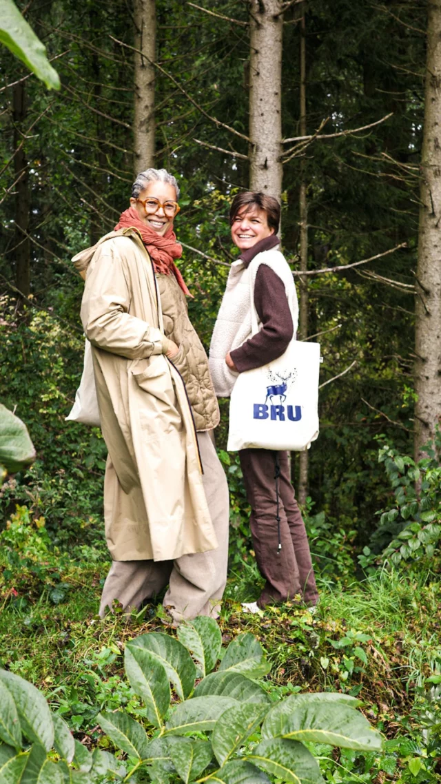 Derrière chaque bulle, il y a bien plus qu’une source.Chez @bruwater tout est pensé pour préserver l’eau, la nature et ceux qui la font couler. De la bouteille soufflée sur place, au verre réutilisé jusqu’à 20 fois, en passant par ces 30 personnes qui veillent chaque jour sur la pureté du site, tout ici respire le respect du cycle naturel.Et cette année, l’usine fête ses 25 ans. L’artiste belge Charles Kaisin y a d’ailleurs laissé sa trace, avec une sculpture poétique qui célèbre l’eau et le temps.Une visite, non seulement drôle puisqu’en binôme, mais également inspirante, à l’image de BRU : locale, responsable, et résolument belge. 🇧🇪✨#bru #bruwater #mangezlocalbuvezlocal #charleskaisin #lacuisinecestsimple