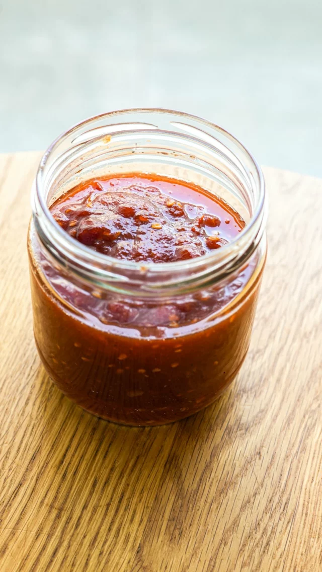 Je vous l’avais promise depuis un petit temps cette recette. La voilà enfin.C’est la fin de la saison des tomates ici chez nous alors foncez sinon il faudra attendre l’année prochaine.Tous les détails de la recette sont sur mon blog lacuisinecestsimple.com et le lien direct est dans ma bio.#lacuisinecestsimple #tomates #confiture #confituredetomates #confituredetomate #ketchup