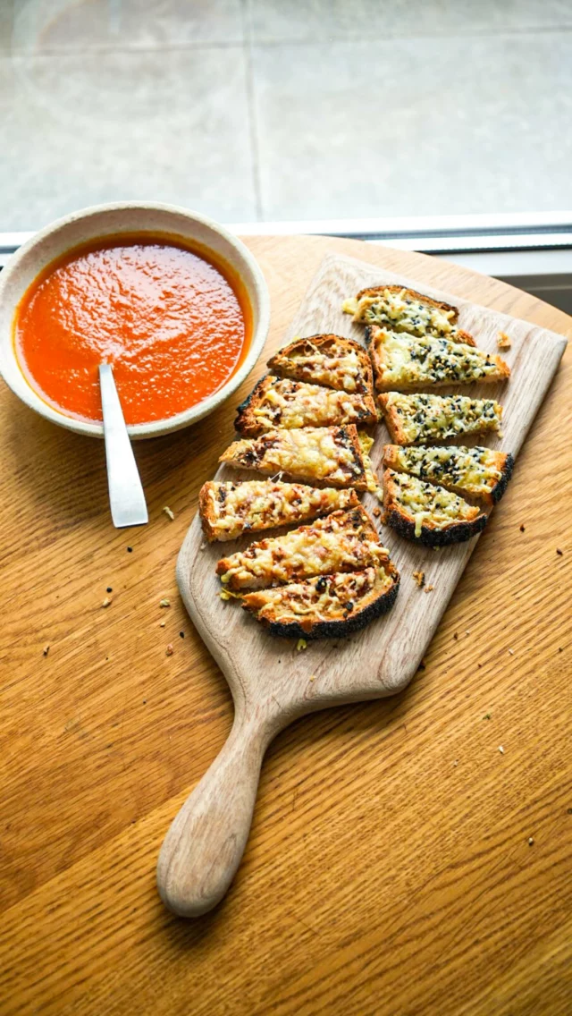 Mouillettes au fromage | collaboration rémunérée avec @entremont_bePour accompagner la soupe, il y avait les croûtons, maintenant il y a aussi les mouillettes au fromage. Tous les détails de la recette sont sur mon blog lacuisinecestsimple.com (lien direct sur mon profil)#lacuisinecestsimple #recettefacile #recetterapide #mouillettes #fromagegratiné