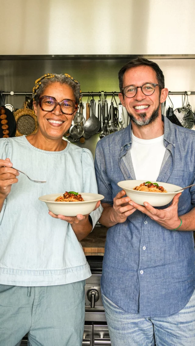 SPAGHETTI AU PESTO DE PANTELLERIA - Je suis trop contente! @latavoladigael est venu cuisiner avec moi à Bruxelles à la fin de l’été. Nous avons préparé une recette de pâtes toute simple qui j’espère, vous plaira autant qu’à nous!INGRÉDIENTS :480 gr spaghetti
60 gr amandes
80 gr tomates séchées
200 gr tomates fraîches
35 gr câpres
Quelques feuilles de basilic
Origan
Huile d’olive
1 gousse d’ailRECETTE :Retirez la partie centrale des tomates. On ne veut plus de graines. Puis coupez-les en petits dés. Hachez finement les tomates séchées au couteau ou même aux ciseaux si vous préférez.Dans un petit robot, mixez finement les amandes, les tomates séchées et l’ail. Mélangez-les ensuite avec les les tomates, câpres, le basilic et l’origan. Arrosez généreusement d’huile d’olive et mélangez à nouveau.Faites cuire les spaghetti al dente puis mélangez-les avec le pesto. Servez immédiatement dans des assiettes bien chaudes avec quelques feuilles de basilic par dessus.Buon appetito!#lacuisinecestsimple
Cuisine italienne
Recette facile
Pesto
Pantelleria
Amandes
Tomates séchées