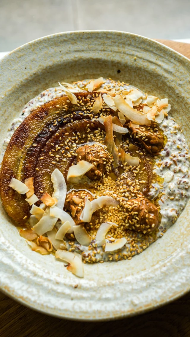 Porridge sans cuisson aux bananes caramélisées et beurre de cacahuètes - Collaboration rémunéréeLa liste des courses pour 2 personnes:100g de flocons 5 céréales
40g d’un mélange de graines au choix: chia, lin, chanvre…
300ml de lait d’avoine
2 càc. de beurre de cacahuètes crunchy bio
140g de yaourt grec
1 pincée de sel
2 petites dattes ou un trait de sirop d’érable
2 bananes pas trop mûres
Beurre de cacahuètes crunchy bio, en fonction de vos envies
Quelques copeaux de noix de coco
Quelques de graines de sésame grilléesLa veille, rassemblez dans un bocal, les flocons de céréales avec les graines, le lait, le yaourt, le beurre de cacahuètes et le sel. Mélangez et conservez le bocal fermé au frigo.Le lendemain, sortez le bocal du frigo à l’avance, afin de ramener le mélange à température ambiante ou réchauffez-le doucement au micro-ondes. N’hésitez pas à ajouter un peu de lait si le porridge est trop compact.Pendant ce temps-la, faites chauffer une poêle avec une belle noix de beurre pour y faire dorer les bananes coupées en deux dans la longueur.Déposez les bananes encore chaudes sur le porridge avec le beurre fondu. Ajoutez autant de beurre de cacahuètes que vous le souhaitez puis parsemez avec les copeaux de noix de coco et les graines de sésame.#lacuisinecestsimple #recettepetitbudget #bonicolruytgroup #boniplant
#bonioveralthuis #bonibonneidee #colruytgroup #colruyt #porridgesanscuisson