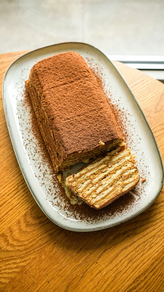 Gâteau de petit beurre | Collaboration rémunéréeUn gâteau de petit beurre réconfortant juste comme il faut en ce début d’automne, ça vous dit? Pour changer de la version classique généralement réalisée avec du beurre, j’ai opté pour du mascarpone. J’ai aussi utilisé un bon café @lorespresso_be saveur chocolat bien corsé pour imbiber mes biscuits. Résultat: un gâteau aux arômes de café, plus léger et plus onctueux.La liste des courses:24 biscuits de type petit beurre
2 espressos serrés @lorespresso_be saveur chocolat
175g de mascarpone
80g de sucre
1 càc. de chicorée soluble
2 oeufs blancs et jaunes séparés
2 càs. de cacao en poudre non sucréSortez le mascarpone une heure avant utilisation pour le ramener à température ambiante.A l’aide d’un mixeur, mélangez-le avec les jaunes d’oeufs, la moitié du sucre et la chicorée soluble.
Montez les oeufs en neige. Dès qu’ils sont mousseux, ajoutez le reste de sucre petit à petit en continuant de les fouetter, jusqu’à ce qu’ils soient bien fermes.Incorporez délicatement les blancs en neige au mélange précédent en remuant de haut en bas pour ne pas trop casser les blancs.Tapissez un moule à cake de 20 cm environ de film alimentaire.Trempez rapidement les biscuits dans le café froid puis disposez-les biscuits au fond du moule.
Versez une fine couche de mélange au mascarpone sur les biscuits.Renouvelez l’opération jusqu’à épuisement des ingrédients en terminant par une couche de biscuits.Recouvrez de film alimentaire et mettez au réfrigérateur pendant 6 heures minimum. Mettez un poids sur votre moule (comme une boite de conservet par exemple) pour qu’il n’y ait pas d’air entre les couches et pour que le gâteau soit tassé et se tienne bien.Démoulez le gâteau, saupoudrez-le de cacao en poudre puis coupez en tranches.#lacuisinecestsimple #gateaudepetitbeurre #lorespresso #lor #café