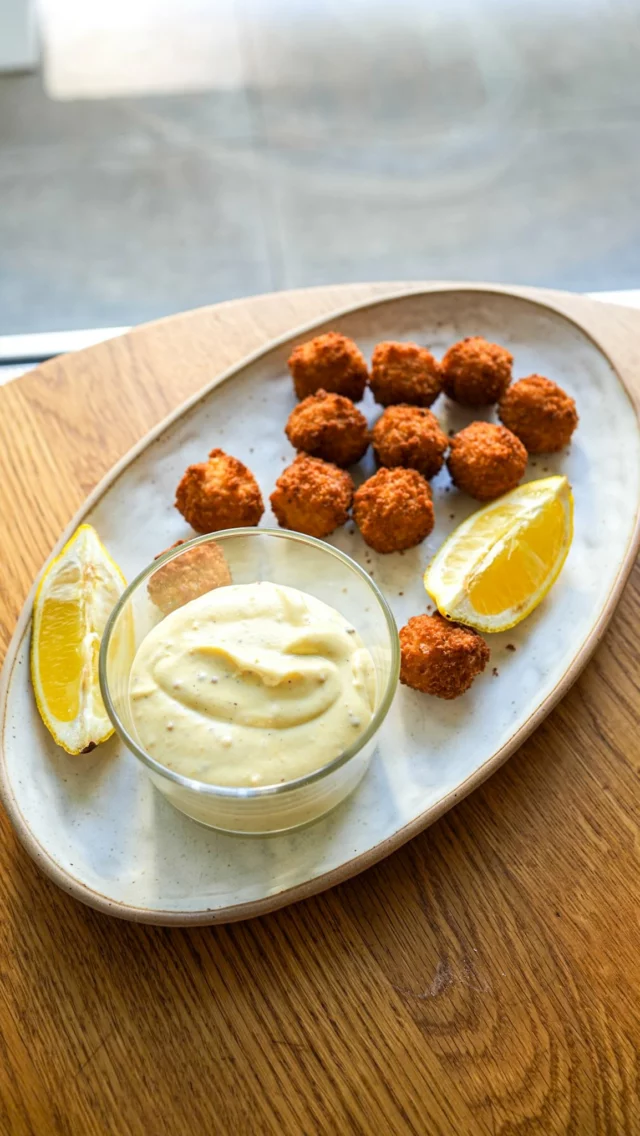 Aïoli à l’ail confit et à l’œuf dur | collaboration rémunéréeSi comme moi, l’aïoli n’était plus une option pour des raisons digestives, cette recette va vous réconcilier. Et puis la mayonnaise à l’œuf dur, ça change tout aussi. Un pur délice que je n’imaginais pas. Moins grasse, plus digeste et surtout qui se conserve nettement mieux qu’une mayonnaise à l’œuf cru.Et pour une mayonnaise réussie, quoi de mieux qu’une huile locale, bio et pressée à froid. Ensemble, soutenons les petits producteurs locaux.Tous les détails de la recette sont sur mon blog Lacuisinecestsimple.com (lien direct sur mon profil)@equilibre_huile_paysanne
#lacuisinecestsimple
#recettefacile
#aioli
#ailconfit
#mangersainement
#huilepaysanne
#biobelge
#circuitcourt