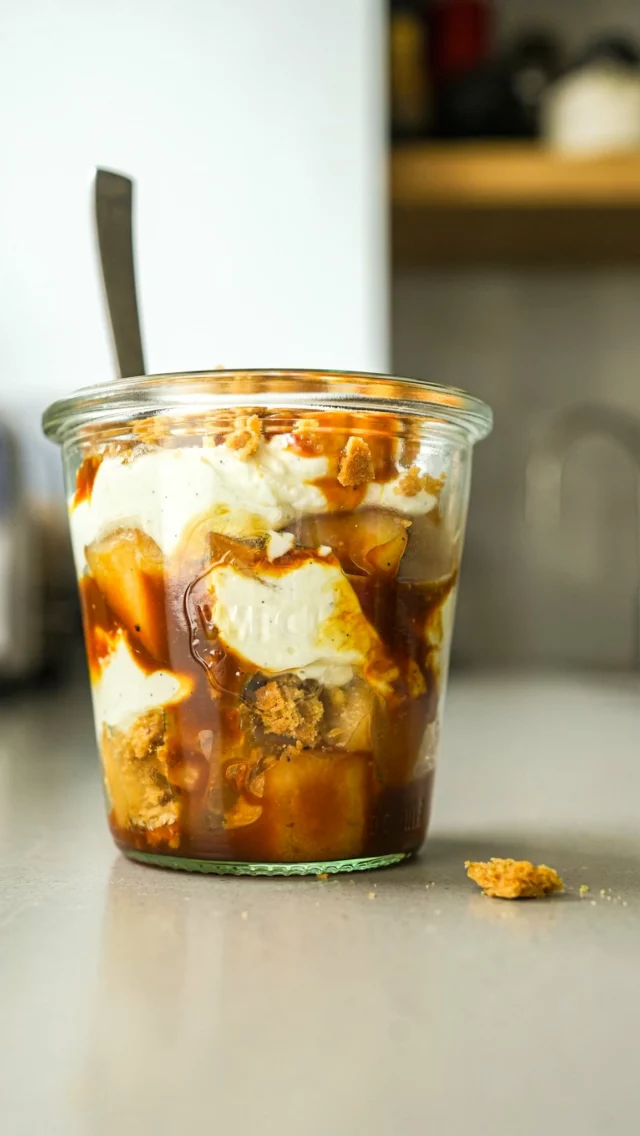 Le petit crapuleuxCette terrible recette est celle de Joel Geismar Initialement réalisée avec des pommes, elle fonctionne aussi très bien avec des poires.Et puis il y a le fantastique poivre sauvage Sao Tome de Misao et bien entendu LE caramel au beurre salé d’Eugène qui sauve toutes celles et tous ceux qui galèrent pour en faire maison.Tous les détails de la recette sont sur mon blog lacuisinecestsimple.com#lacuisinecestsimple
#dessertdesaison
#dessertfacile
#dessertmaison
#poire
#caramelaubeurresalé