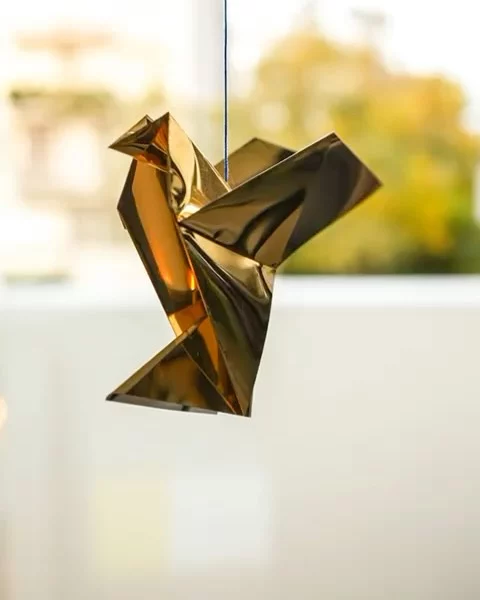 Sur ce compte, je vous partage régulièrement des détails de mon petit appartement qui semble vous plaire autant que je m’y sens bien. J’ai toujours aimé être entourée de beaux objets, que je préfère chiner ces dernières années. Dans le cadre de mon ancienne vie professionnelle, j’ai eu la chance de rencontrer l’artiste belge @charleskaisin, de découvrir son incroyable maison située dans centre de Bruxelles. Une vraie source d’inspiration.Cette année, @bruwater s’associe à l’univers poétique de @charleskaisin pour les fêtes de fin d’année. Ensemble ils créent une bouteille ornée d’un majestueux cerf doré entouré de centaines d’oiseaux prenant leur envol dans la forêt de Stoumont, devenue géométrique.Mais ce n’est pas tout. L’artiste @charleskaisin, passionné comme @bruwater d’art de la table et des moment de convivialité, a imaginé un verre-objet collector, disponible en édition très limitée, à partir du 14 novembre chez Delhaize et du 25 novembre chez Carrefour.A l’achat de 2 packs de @bruwater, vous recevrez 4 verres (dans la limite des stocks disponibles - aucune autre manière de se les procurer ensuite), comme celui que je vous dévoile dans ces images et qui illumineront vos tables de fêtes. Moi, si j’étais vous, je n’hésiterais pas une seconde.Collaboration rémunérée#bruwater
#charleskaisin
#brubycharleskaisin
#origami
#designer
#limitededition