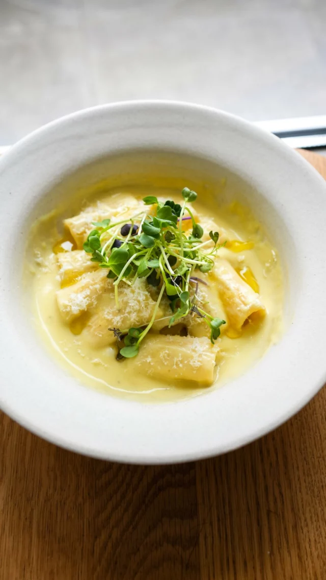 La sauce aux poireaux d’UgoCette incroyable recette de @ugo_federico est un grand classique chez nous. Elle est d’ailleurs parue dans la toute première édition de mon livre en 2021.Je la sers avec des pâtes, des légumes, du poisson… elle va avec tout!Tous les détails sont sur mon blog Lacuisinecestsimple.com (lien direct dans ma bio) tapez « Ugo » dans le moteur de recherche pour la retrouver. Sinon tapez « Ugo » en commentaire et je vous l’envoie en DM.#lacuisinecestsimple
#recettefacile
#recettevegetarienne
#recettedesaison
#saucepourlespates
#poireaux