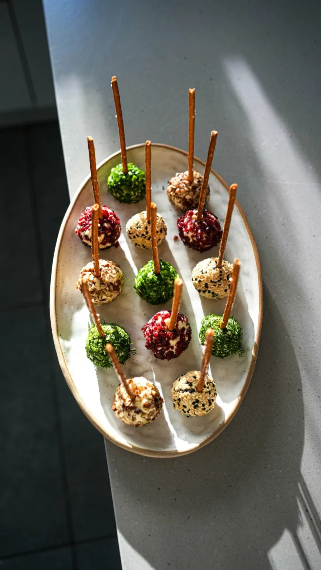 Sucettes apéritives au fromage | collaboration rémunérée

Voici donc une seconde recette pour des fêtes de fin d’année sans prise de tête, tout en épatant ses convives. 

Et quoi de mieux entre chaque sucette au fromage, qu’un verre d’eau de @bruwater qui rehausse le goût de tous vos plats sans les altérer?

Sans compter le fait qu’avec cette magnifique bouteille de BRU signée @Charleskaisin cette année, nos tables de fêtes seront encore plus élégantes et raffinées.

Pour une quinzaine de sucettes:

1 Petit crémeux de la Fromagerie du Gros Chêne
1 poignée de noix de pécan 
1 poignée d’airelles séchées 
1 poignée de graines de sésame blond et noir torréfiées
Quelques brins de ciboulette
Quelques brins d’aneth
1 vingtaine de bâtons de bretzels

Commencez par hacher finement les airelles, les noix de pécan et les herbes fraîches. Écrasez le fromage à la fourchette. Formez des petites boulettes de fromages en vous aidant d’une cuillère à café puis roulez-les entre vos mains avant de les enrober de fruits secs, de graines de sésame et d’herbes fraîches. 
Disposez-les sur un plat de service ou une assiette puis piquez chaque boulette avec un bâton de bretzel. 

Vous pouvez préparer les boulettes à l’avance et les conserver dans une boite hermétique au frigo pour éviter qu’elles ne sèchent. Elles se conservent très bien quelques jours. Piquez les bâtons juste avant le service.

#lacuisinecestsimple
#recettefacile
#apérodefêtes 
#fromagelocal 
#bruwater