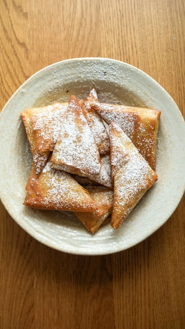 Samosas aux pommes | Collaboration rémunéréeC’est un peu ma recette préférée du moment que je réalise avec avec les pommes belges Magic Star @boniselection. Croquantes et légèrement sucrées, elles sont maintenant vendues dans un emballage entièrement en carton et seront disponibles dans le courant de cette semaine dans vos magasins Colruyt préférés.Pour 6 samosas environ :4 mini pommes Magic Star
1 bâton de cannelle
125g de beurre bio
1 paquet de pâte filo
quelques tours de moulin à poivre (facultatif)
sucre glace pour le serviceEpluchez, épépinez puis coupez les fruits en morceaux. Disposez-les avec la cannelle et une belle noix de beurre dans une casserole. Faites cuire à feu doux, jusqu’à ce que les pommes soient bien tendres. Laissez refroidir complètement.Préparez les samosas au fur et à mesure. Pliez une feuille en deux dans la longueur puis séparez les deux morceaux. Faites fondre la moitié du beurre puis badigeonnez-en une demi-feuille à l’aide d’un pinceau. Pliez la feuille à nouveau en deux dans la longueur, déposez une cuillère à café de compote de pommes à l’extrémité devant vous puis pliez la pâte en triangle en enveloppant la compote. Pliez le reste de la feuille en triangle puis réservez le samosa dans une assiette. Répétez l’opération avec le reste de pâte et de compote. Faites fondre d’avantage de beurre si nécessaire.Préchauffez votre four à 200°C, fonction chaleur tournante. Disposez les triangles, sans les chevaucher, sur une plaque de cuisson couverte d’un papier sulfurisé ou d’un tapis en silicone. Enfournez pensant 10 à 15 minutes en les retournant à mi-cuisson. Sortez les samosas du four. Laissez-les refroidir un peu pour éviter de vous brûler. Saupoudrez de sucre glace et régalez-vous.#lacuisinecestsimple
#recetttefacile
#recetteauxpommes
#bonicolruytgroup
#boniplant
#bonioveralthuis
#bonibonneidee
#colruytgroup
#colruyt