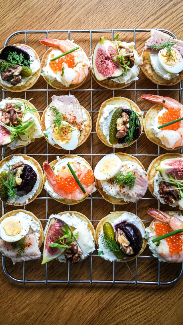 Garnitures pour blinis
Collaboration rémunérée avec @boniselection

Quand on me demande de participer à la préparation d’un repas, je suis toujours partante pour trouver des idées originales pour l’apéro. Si je vous dis « blinis », avouez que vous pensez automatiquement au saumon fumé alors qu’en réalité, il y a des tas d’autres idées bien plus originales pour les garnir. 

Comme base, j’utilise un pot de ricotta auquel je mélange un jeune oignon finement émincé, un peu de zeste de citron, du sel, poivre et un trait d’huile d’olive. Je fais griller mes noix une dizaine de minutes dans un four préchauffé à 150°C. Je mélange mes betteraves cuites avec un peu de vinaigre balsamique, du sel et du poivre. Je mélange mes crevettes cuites avec un peu d’huile d’olive, de ciboulette et de zeste de citron, Je cuis mes oeufs de caille pendant 4 minutes à l’eau bouillante puis je les trempe directement dans l’eau froide avant de les écaler. 

Je fais toutes mes préparations à l’avance. Au dernier moment, je fais chauffer mes blinis dans un four préchauffé à 150°C pendant une dizaine de minutes, puis je les garnis. Et voici mes idées associations:

fromage bleu, figue, noix grillée, miel, cressonette
truite fumée, oeuf de caille, piment d’espelette, aneth
betterave cuite , cornichon, noix grillée, aneth
crevettes, oeufs de truite, ciboulette

A vous de jouer! 

#lacuisinecestsimple
#recettefacile
#recettedefetes
#blinis
#bonicolruytgroup
#boniplant
#colruyt
#bonioveralthuis
#bonibonneidee
#colruytgroup