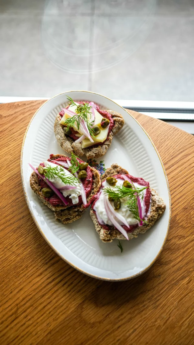 Le pesto de betterave de NatassaCette recette, mon amie Natassa de @aelia_belgium me l’a faite découvrir il y a des années. Depuis, je l’ai tellement faite et refaite, que j’y ai, petit à petit, ajouté plein de petites touches personnelles.Ce pesto est parfait en dip pour l’apéro mais pas que! J’en étale sur des dakos crétois puis j’ajoute du fromage: mozzarella, burrata, labneh ou pecorino, c’est vous qui décidez. Des pickles d’oignons rouges, des câpres, un brin d’aneth et c’est prêt! Plus simple, tu meurs!Même ma fille qui n’aime pas la betterave a fini par adorer ce dip de folie. Alors, ça vous dit?La recette est sur mon blog lacuisinecestsimple.com, tapez « pesto » dans le moteur de recherche ou commentez « pesto » en commentaire et je vous l’envoie.#lacuisinecestsimple
#recettefacile
#recetterapide
#recettevegetarienne
#mangersainement
#faitmaison
#betterave
#dakos