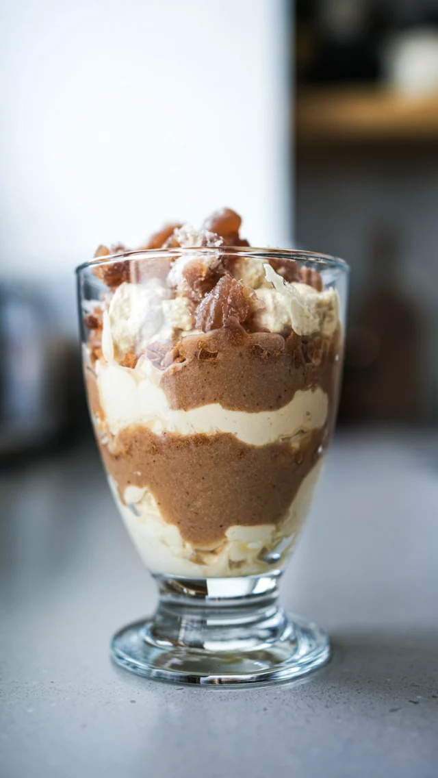 Crème meringuée moka-marrons
Collaboration rémunérée

La buche c’est évidemment LE dessert de Noël par excellence. Mais aujourd’hui, on célèbre Noël plusieurs fois dans sa famille, sa belle-famille, avec les amis, les collègues… alors manger de la buche à chaque fois, c’est parfois trop. J’ai donc le dessert qu’il vous faut. Léger, prêt en quelques minutes à peine et à la portée de toustes. Pour ma crème moka, j’ai opté pour un ristretto @lorespresso_be aromatisé au caramel. Mais si vous préférez une version plus classique, une capsule de Ristretto sera parfaite.

La liste des courses pour 2 belles crèmes ou 4 petites:

1 Ristretto L’OR
250g de mascarpone
120ml de crème fraîche à fouetter 
1 càs. de crème de marrons
quelques crêpes dentelles, quelques sablés ou quelques spéculoos pas trop durs
2 marrons glacés

Préparez un ristretto et laissez-le refroidir à température ambiante.
Dans un saladier, détendez le mascarpone avec le café refroidi. Mélangez bien le tout à l’aide d’un fouet si nécessaire.
Ajoutez 100ml de crème (gardez-en 20ml pour la crème de marrons) et fouettez le tout avec un fouet électrique jusqu’à l’obtention d’une belle chantilly onctueuse.
Dans un petit bol, mélangez la crème de marrons avec le reste de crème afin d’obtenir un coulis de marrons.
Dressez dans des bols ou de jolis verres en commençant par un peu de crème moka, puis du coulis de marron et une couche de biscuits émiettés. Répétez le tout une seconde fois en terminant par des miettes de marrons glacés.
Servez sans attendre.

#lacuisinecestsimple 
#recettefacile
#lorespresso
#lor
#café