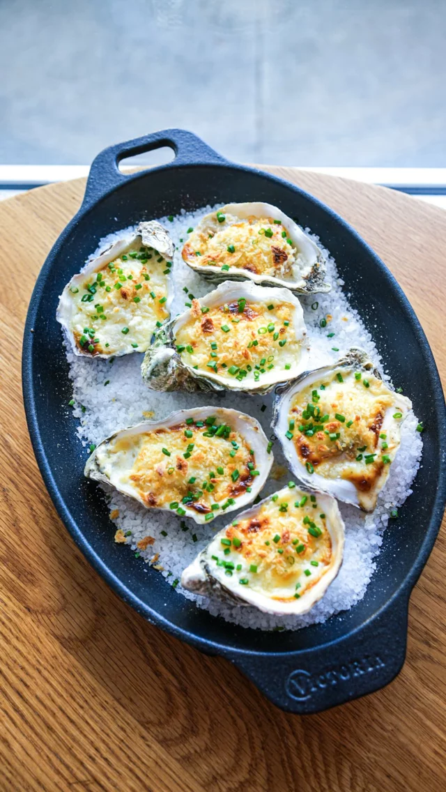 Huîtres gratinées au Comté | Collaboration commerciale avec @entremont_beVoici la petite entrée parfaite pour les fêtes, ou pas d’ailleurs. Je l’ai déjà faite deux fois et je ne m’en lasse pas. Elle sera même au menu de notre réveillon du 31 décembre.Contrairement à ce que l’on pense, la saveur du de ce Comté Sélection Fruité 8 mois est très douce et laisse pleinement la place au goût iodé de l’huître. Et puis c’est d’une simplicité enfantine à réaliser. Essayez et dites-moi ce que vous en pensez.Tous les détails de la recette sont sur mon blog (lien direct sur mon profil) mais si vous le souhaitez, commentez « huîtres » et je vous l’envoie en MP.#lacuisinecestsimple
#huitresgratinées
#recettedefête
#recettefacile
#comté