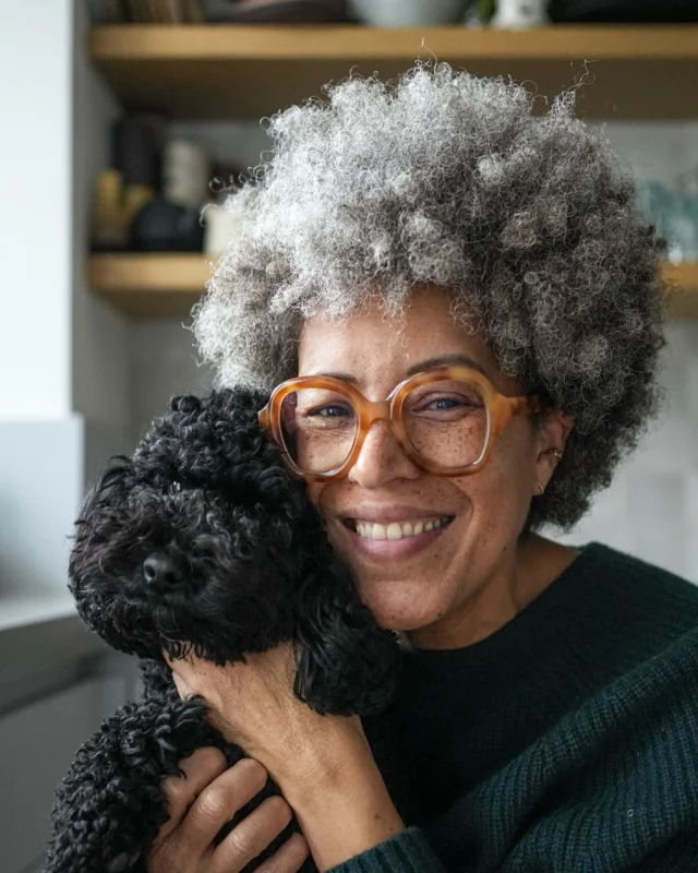 J’ai pris un peu de temps pour moi ces dernières semaines. Je ne vous ai donc pas donné de nouvelles, partagé aucune recette et me suis un peu repliée sur moi. 

On a l’impression que parce qu’on passe le cap du 31 décembre, la nouvelle année doit forcément donner de l’élan, un nouveau souffle, de nouvelles envies. Et bien ce n’est pas toujours le cas. 

Je porte encore les stigmates de l’année 2025 que j’ai traversée à toute vitesse sans m’en rendre compte. J’ai sans doute été transportée par le puissant élan de vie qui surgit après la traversée de la maladie et des traitements lourds que j’ai subis en 2023 et 2024. L’envie de tout faire, de tout voir, voyager, comme si cela avait manqué, comme si cela pouvait disparaître d’un coup, d’un souffle. 

Alors j’accuse le coup et suis épuisée. J’écoute mon corps qui me dit depuis quelques semaines de ralentir.  Je sais pourtant que c’est essentiel à une vie équilibrée mais je n’en ai fait qu’à ma tête. 

Alors si vous aussi, vous avez du mal à démarrer 2026 pour des tas de raisons diverses, sachez que vous n’êtes pas seul.e.s. 

Pas de récap de 2025 dans ce carrousel mais des images de ces deux boules de poils, Gaston et Frida, qui font mon bonheur au quotidien et sans qui la vie serait bien plus triste. 

Je vous souhaite une année remplie de douceur, de ralentis, d’amour, de partage, de temps pour vous et pour ceux.celles que vous aimez parce qu’après tout, c’est ce qui compte vraiment.