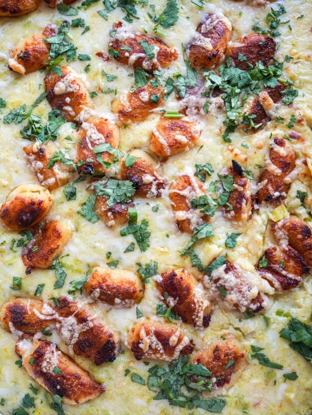 Gratin de gnocchis aux poireaux | collaboration rémunérée avec @entremont_beMettre des gnocchis poêlés dans un gratin? Moi, c’est bien dorés que je les aime les gnocchis. Alors après avoir confectionné ma petite sauce aux poireaux et fromage, j’ai mis le tout dans un plat à gratin puis l’ai glissé quelques minutes au four et bam! C’était de la bombe! Même le coloc a validé ce petit plat tout simple que vous pourrez adapter en fonctions de vos goûts, envies ou même de ce qui traine dans votre frigo.Simplissime !Pour tous les détails de la recette, rendez-vous sur mon blog lacuisinecestsimple.com (lien direct sur mon profil) ou demandez-moi le lien vers la recette en commentaire et je vous l’envoie avec plaisir en MP.#lacuisinecestsimple
#unproduitunerecette
#fromageagratiner
#gnocchi