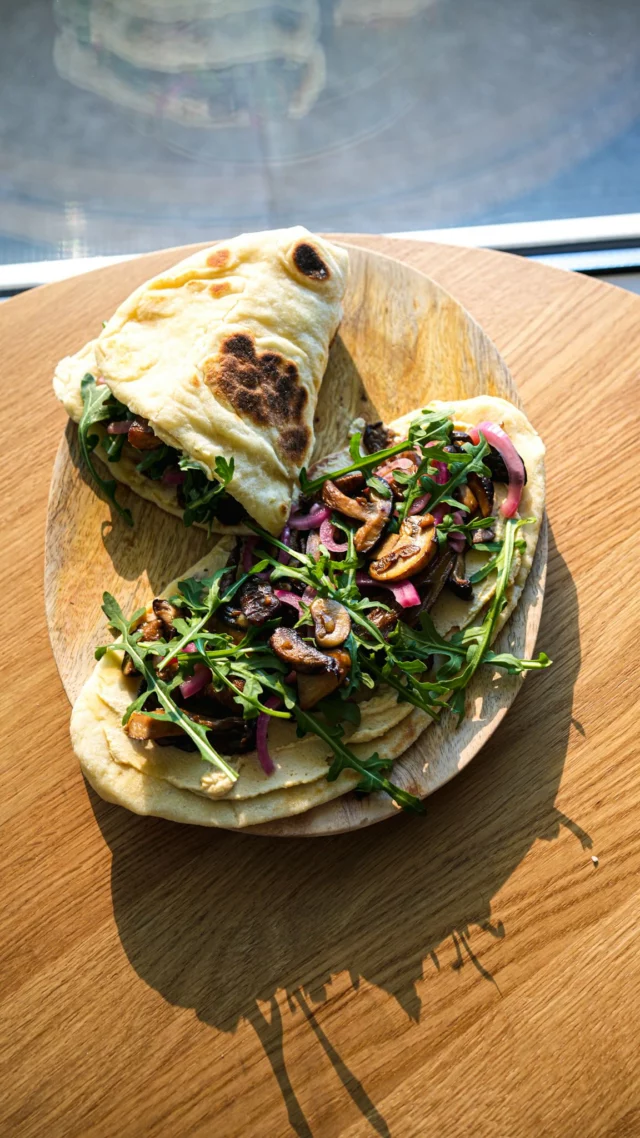 Avec cette recette de flatbreads maison, plus jamais vous n’en achèterez dans le commerce!Mais quelle tuerie! J’en ai déjà fait 4 fois, c’est pour dire. Même mon colocataire est fan.
Aucune de prise de tête pour pétrir la pâte, quelques minutes suffisent et à la main.
4 boulettes que que j’étale au rouleau à pâtisserie et que je fais cuire ensuite, dans une poêle bien chaude.
Je les déguste avec une belle couche de houmous (un must dans mon cas), j’ajoute des champignons poêlés, des pickles d’oignons rouges et de la roquette.
Un délice!
Pour 2 personnes:150g de farine fermentante (une poignée de plus pour façonner la pâte)
180g de yaourt grec
1 càc. de baking powder (levure chimique)
1 pincée de sel
1 trait d’huile d’olivePour la garniture: houmous, champignons poêlés avec un trait de sauce soja, pickles d’oignons rouges, roquetteDans un bol, mélangez rapidement tous les ingrédients à la cuillère. Continuez ensuite avec les mains pour former une boule de pâte.
Travaillez rapidement jusqu’à ce que tout soit bien incorporé. Coupez la pâte en 4 parties égales puis formez des boules que vous étalerez, sur un plan fariné avec un rouleau à pâtisserie.
Faites chauffer une poêle avec un trait d’huile d’olive (épongez le surplus avec du papier cuisson) puis faites cuire vos flatbreads un par un.
Retournez-les lorsque des boules d’air se forment à la surface et que le dessous est bien doré.
Finissez la cuisson sur la seconde face jusqu’à ce qu’elle soit bien dorée également.
Garnissez avec les ingrédients de votre choix.Simplissime!A bientôt pour de nouvelles idées toutes simples.#lacuisinecestsimple
#unproduitunerecette
#flatbreads
#bonicolruytgroup
#colruytgroup