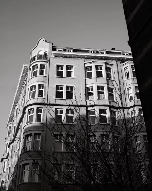 Schaerbeek en mars…Sortir du cadre, de ses habitudes pour photographier autre autre chose que des assiettes, de la nourriture. Observer des lieux que l’on croit connaître par cœur pour les découvrir avec un autre regard, une autre perspective. Passionnant et jouissif.#lacuisinecestsimple
#photographiederue
#1030schaerbeek