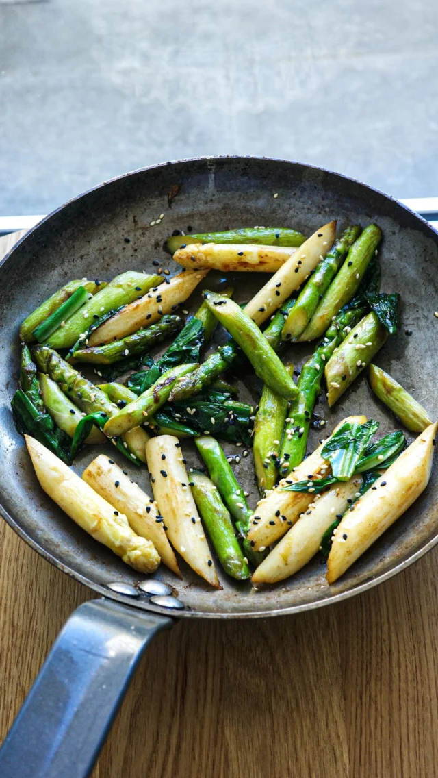 Asperges sautées au beurre et à l’ail des oursNouveau format de vidéo test. Je vous emmène presque en live dans ma cuisine. En tous cas c’est sans filet! Dites-moi en commentaire ce que vous en pensez et si la recette vous plaît !A plus dans le bus !#lacuisinecestsimple
#asperges
#aildesours
#simplissime