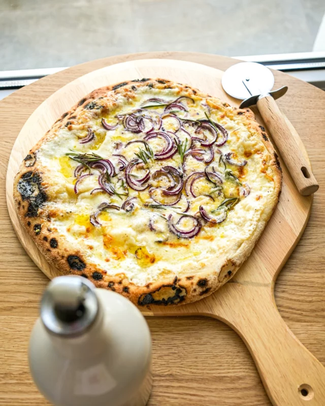 Pizza blanche au Comté | collaboration rémunéréeIl ne vous faudra que 4 ingrédients pour réaliser cette pizza qui m’a complètement bluffée : une pâte à pizza précuite de qualité, de la crème épaisse, du Comté Fruité 8 mois @entremont_be et de l’oignon rouge.Et, Simplissime à réaliser bien évidemment!Vous trouverez tous les détails de la recette sur mon blog lacuisinecestsimple.com (lien direct sur mon profil)#lacuisinecestsimple
#pizzablanche
#comté