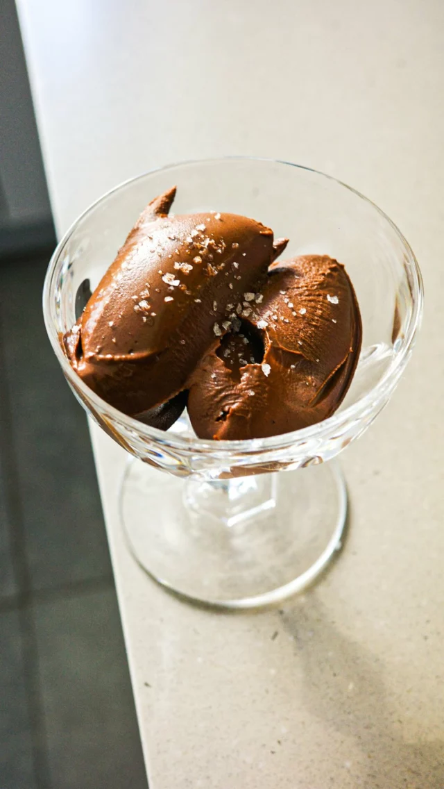 Ganache choco-cocoVoici la recette de dessert qui sauve quand on manque d’idées, de temps, d’argent et que l’on peut faire pour 1, 2, 10 ou 20 personnes sans se prendre la tête. Oui oui, c’est possible. Je l’ai piquée dans le fantastique livre d’Elvira Masson « Cuisiner pour soi » édité chez Seuil.Tous les détails sont sur mon blog Lacuisinecestsimple.com (Lien direct sur mon profil)#lacuisinecestsimple
#dessertauchocolat
#sanslactose
#sansgluten