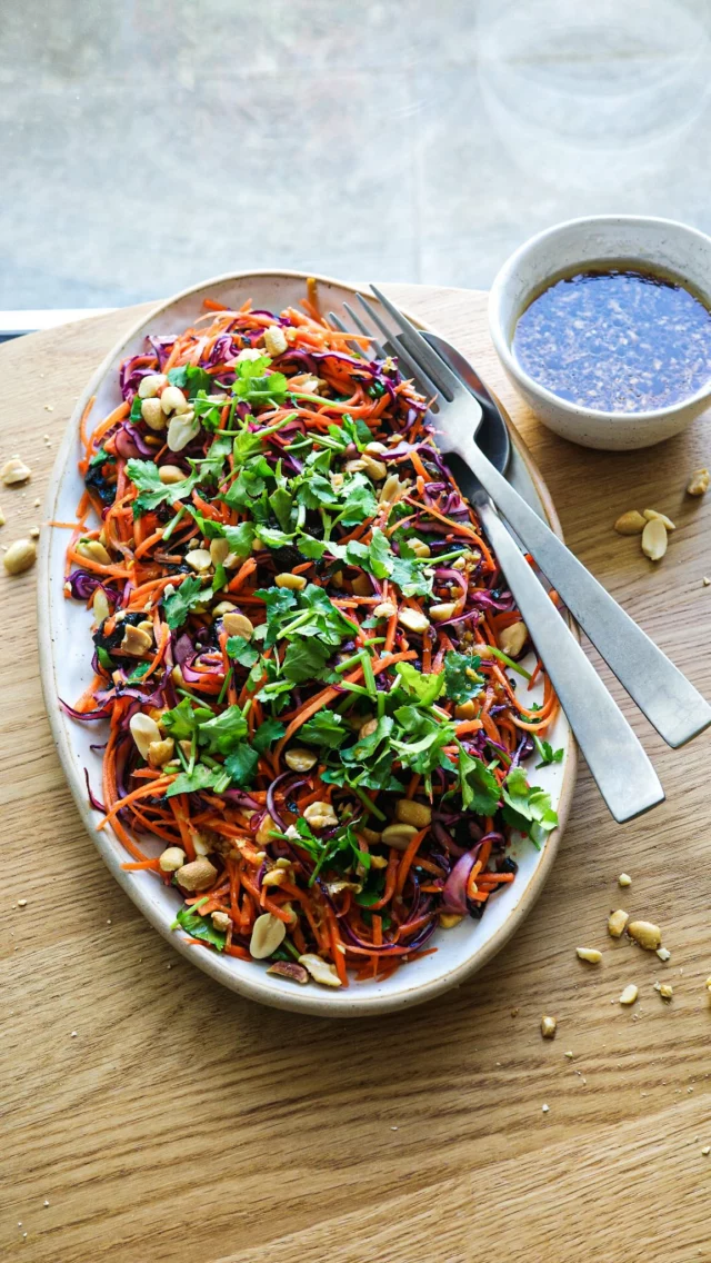 Coleslaw, algues et vinaigrette au yuzuQuand les carottes râpées prennent une autre dimension. Petite recette du grand Ottolenghi que j’adapte avec les moyens du bords. Je vous explique aussi comment j’utilise ma mandoline et plein d’autres petites astuces qui rendent la cuisine plus simple.Si vous avez des questions, n’hésitez pas à les poser en commentaire. J’y répondrai avec plaisir.Vous trouverez tous les détails et ingrédients de la recette sur mon blog lacuisinecestsimple.com (lien direct sur mon profil).#lacuisinecestsimple
#coleslaw
#salade
#carottesrâpées