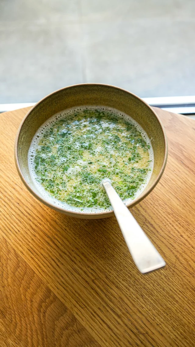 Bouillon œuf et misoRien de mieux que cette petite recette express qui réconforte avec la météo maussade de ces jours-ci. Certainement une de mes recettes préférées et que je pourrais manger sans me lasser jusqu’à la fin de mes jours.Vous trouverez tous les détails sur mon blog lacuisinecestsimple.com (lien direct sur mon profil) ainsi que tous mes conseils en matière de bouillon et de miso.#lacuisinecestsimple
#recettefacile
#recetterapide
#bouillon
#miso