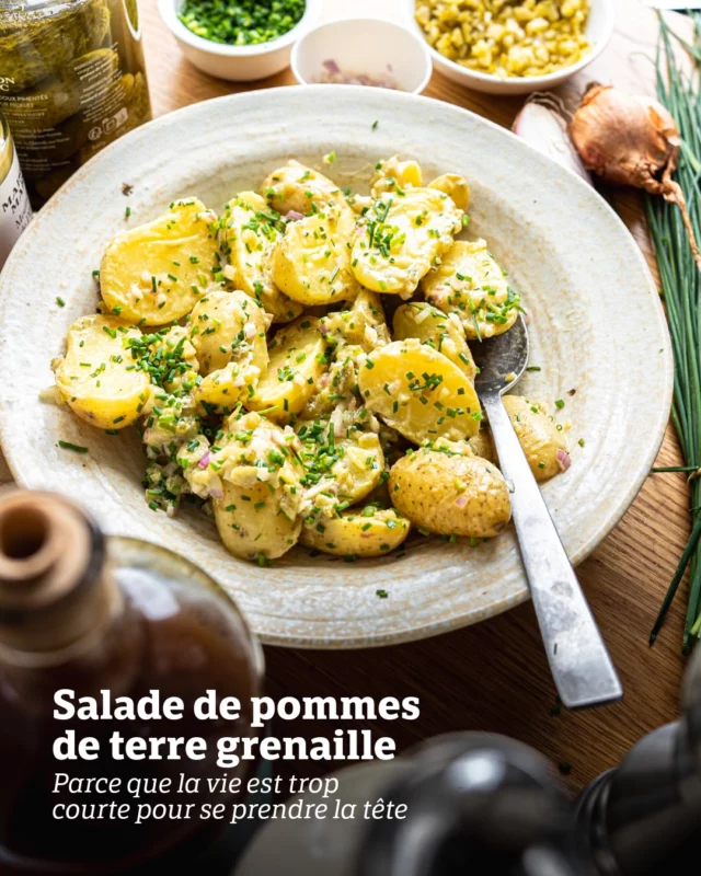 La salade de pommes de terre: simple, basique et toujours efficace, si on la prépare dans les règles de l’art. Mais sans prise de tête, hein!?#lacuisinecestsimple
#recettefacilerapide
#saladedepommesdeterre