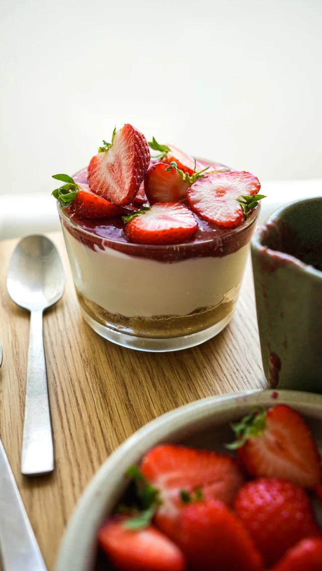 Cheesecake express
Collaboration rémunérée avec @purevia_beUn dessert tout simple, à adapter avec les fruits, la compote ou la confiture de son choix et que l’on est fier.e d’apporter à table en disant : « c’est moi qui l’ai fait! ». J’ai sucré le tout avec le nouveau mélange de sucre de canne et de #stevia de @purevia_beTous les détails de la recette son sur mon blog lacuisinecestsimple.com (lien direct sur mon profil).#lacuisinecestsimple
#purevia
#pauvreensucre
#purplaisir