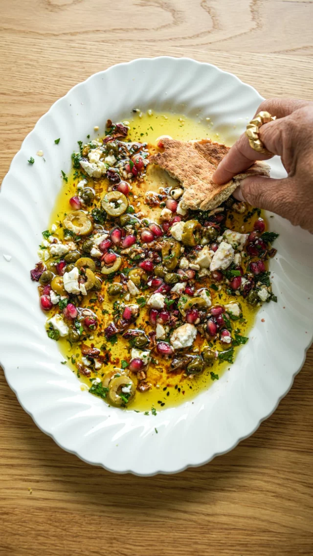 Dip à l’huile façon Ottolenghi
Collaboration rémunéréeLa Sorellina, c’est la merveilleuse huile d’olive du @chateaudebousval qui, dès que je l’ai goûtée, m’a inspiré réaliser cette recette.La petite idée ultra simple et délicieuse qui sauvera de tous vos apéros de dernière minute. Mais attention: la qualité de l’huile d’olive est d’une importance capitale. Cela ne pardonne pas.Pour vous procurer La Sorellina, rendez-vous sur le site chateaudebousval.be ou à partir de ce lundi 15 juin, chez @robthegourmetsmarketEt tous les détails de la recette sont sur mon blog lacuisinecestsimple.com#lacuisinecestsimple
#lasorellina
#huiledolive
#dip