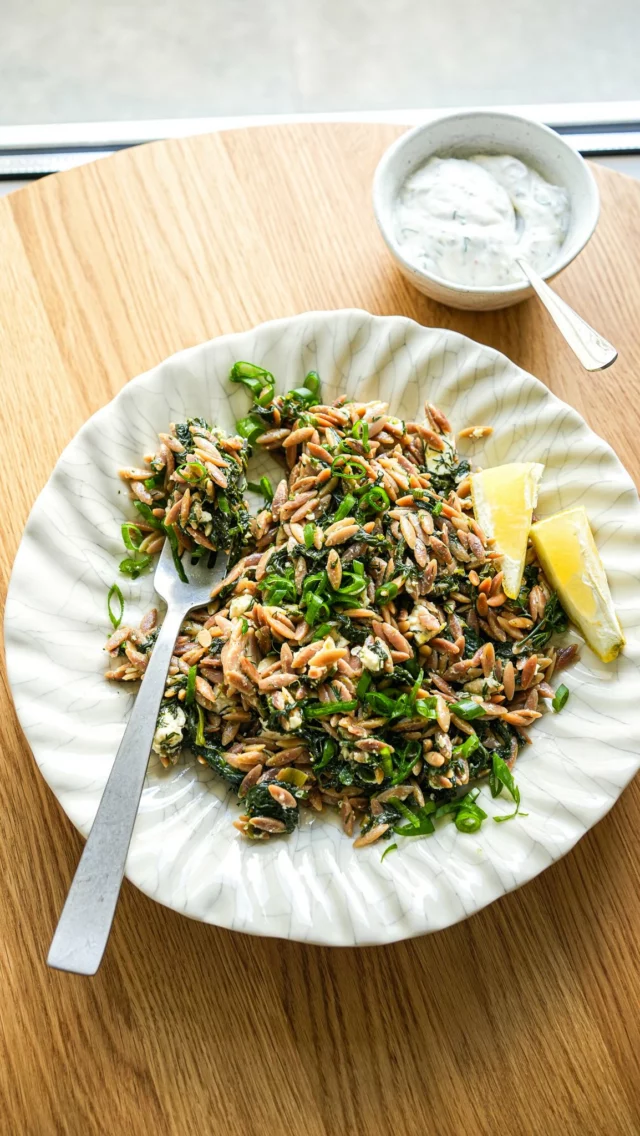 Orzo grillé aux épinards et à la feta
Collaboration rémunérée avec @bosto_beLa petite recette super simple à réaliser un soir de semaine lorsque l’on manque d’idée.
On adapte évidemment avec les légumes verts de son choix (bettes, roquette, chou vert en hiver…) tout comme les herbes fraîches. SI vous faites partie de celles ou ceux qui n’aiment pas l’aneth, remplacez-la par du persil , du basilic ou même de l’estragon.Tous les détails de la recette sont sur mon blog lacuisinecestsimple.com#lacuisinecestsimple
#recettefacileetrapide
#bosto
#bostorecette