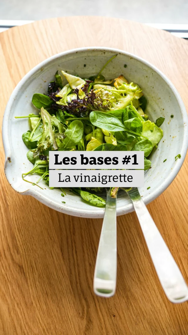 Les Bases #1 : la vinaigretteLA vinaigrette qui met tout le monde d’accord — avec une touche inattendue : de la sauce soja. Pas très classique pour une vinaigrette, mais ça change tout.Et le détail qui fait toute la différence : un trait de mélasse de grenade. C’est LE geste qui transforme une vinaigrette basique en quelque chose qu’on veut refaire.📝 Quantités et recette complète sur le blog (lien en bio)Vous la tenteriez avec quoi ? Dites-moi en commentaire 👇#LesBases #Vinaigrette #CuisineFacile #AstuceCuisine lacuisinecestsimple