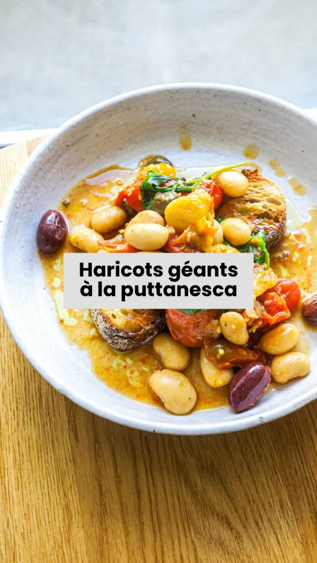 Haricots géants à la puttanescaLa puttanesca, mais sans une seule pâte 🍝Des haricots géants mijotés dans une sauce tomates cerises, anchois, câpres et olives, déglacée au vin blanc et au bouillon de légumes. Un peu de basilic frais, et on sert le tout sur une tranche de pain de campagne bien grillée pour éponger jusqu’à la dernière goutte de jus.La recette complète et les quantités sont sur le blog 📖
Pensez à enregistrer cette recette avant de l’oublier 📌#lacuisinecestsimple #puttanesca #haricotsgeants #legumineuses #recettevegetarienne
