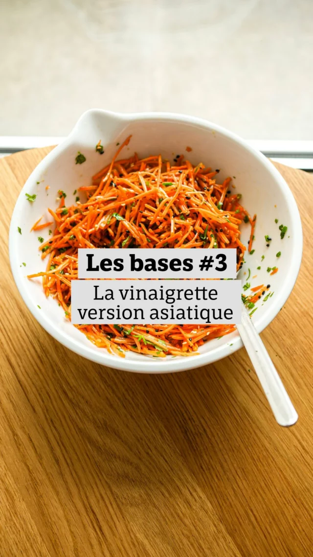 Les Bases #3 : la vinaigrette à l’asiatiqueLa variante de la vinaigrette de l’épisode 1 que j’adore encore plus : huile de sésame à la place de l’huile d’olive, et sésame torréfié pour le croquant.Un peu de feta émiettée par-dessus et vous m’en direz des nouvelles.📝 Vous voulez la version de base à la sauce soja ? Direction l’épisode 1 (ou le blog pour les quantités)Vous testez laquelle des deux versions en premier ? Dites-le-moi en commentaire 👇#LesBases #VinaigretteAsiatique #CuisineFacile #astucecuisine lacuisinecestsimple