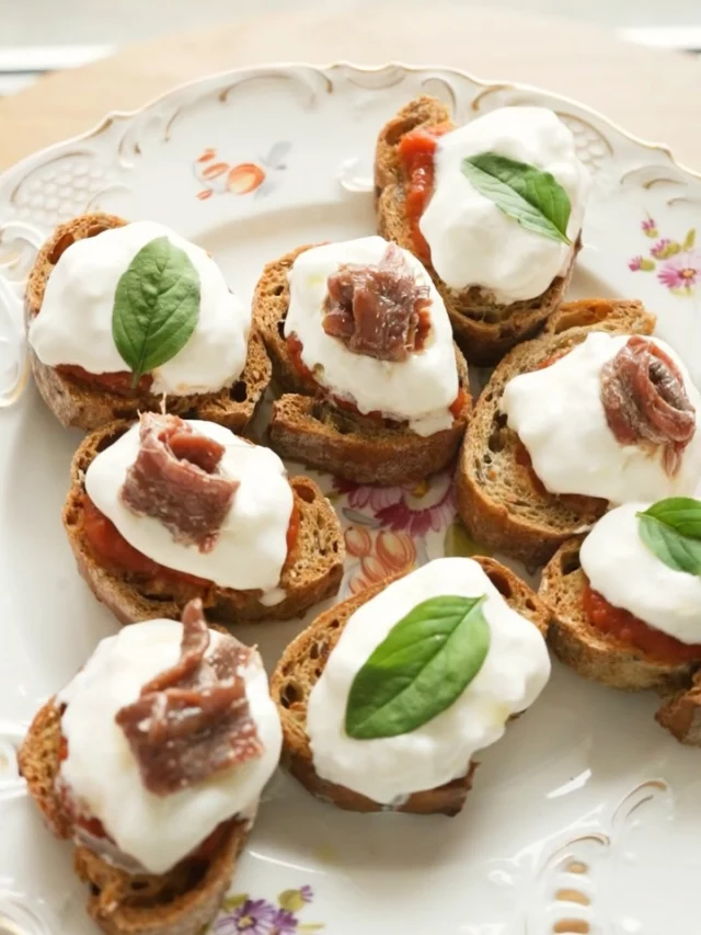 🍅 Bruschette aux tomates cerises et burrata — l’apéro de fin d’été qui claque en 10 minutes chronoLa base : une bonne sauce aux tomates cerises (ici la Ciliegino d’@agromonte, celle qui a un vrai goût de soleil), du pain toasté, une burrata crémeuse, un trait d’huile d’olive, quelques filets d’anchois et quelques feuilles de basilic frais. C’est simple, c’est beau, et c’est terriblement bon.Swipez ➡️ pour voir toutes les étapes !En partenariat avec @agromonte_official
#lacuisinecestsimple #Agromonte #OrCometoSicilyCoupez le pain en tranches fines puis faites-le toaster quelques minutes — c’est la base croustillante qui va tout supporter 🥖Frottez chaque tranche chaude avec une gousse d’ail coupée en deuxRépartissez la sauce aux tomates cerises Agromonte, préalablement réchauffée avec un peu de sel et de poivreDéposez un peu de burrata déchirée à la mainArrosez d’un filet d’huile d’oliveParsemez la moitié des bruschette avec du basilic. Sur l’autre moitié, déposez les filets d’anchoisPrêt en moins de 10 minutes, parfait en apéro ou en entrée.Likez, commentez et pensez à vous abonner si vous aimez mes recettes 💛Retrouvez la recette complète sur mon blog lacuisinecestsimple.com