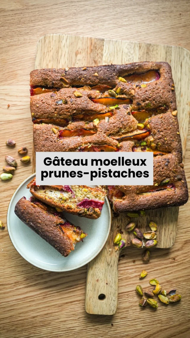 Cette base de gâteau se décline avec tous les fruits 🍑Ultra moelleuse, parfumée à la pistache et à la fleur d’oranger, et peut même se faire sans gluten (remplacez simplement la farine par de la farine de sarrasin ou d’avoine). Aujourd’hui direction les prunes, puisque c’est la saison, avec quelques pistaches concassées sur le dessus.Fondant, pas trop sucré, avec juste ce qu’il faut d’acidité grâce aux prunes.La recette complète et les quantités sont sur le blog.#lacuisinecestsimple #gateaumoelleux #pistache #recettefacile #sansgluten