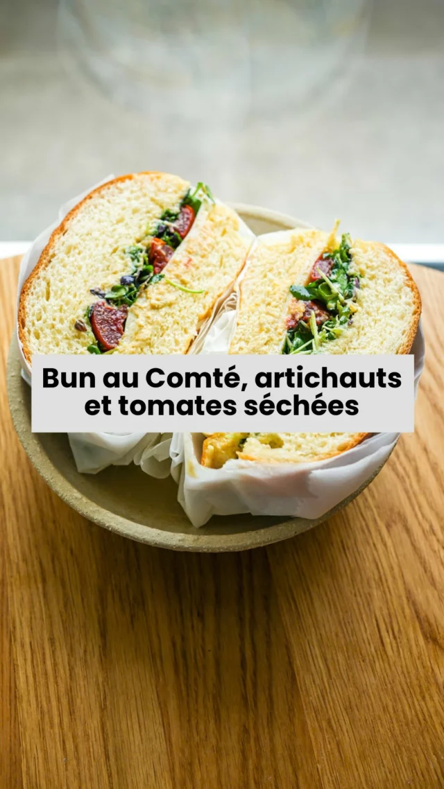 Le bun, c’est pas que pour les burgers 🥪Pour changer de la tartine, j’ai eu envie d’un sandwich végé avec du Comté Entremont : un dip maison aux coeurs d’artichauts, des tomates séchées pour le peps et des jeunes pousses pour la fraîcheur.La recette complète (quantités incluses) est sur le blog, lien en bio 👆Collaboration rémunérée avec @entremont_be#lacuisinecestsimple #recettevege #comte #sandwichmaison #faitmaison
