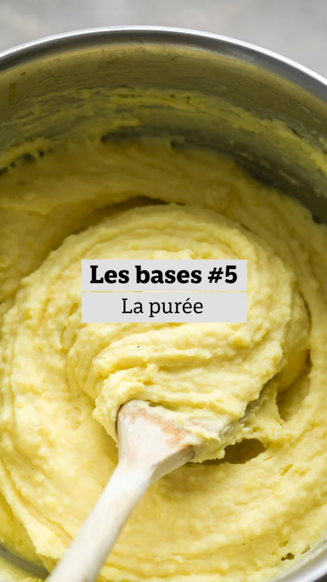 Les bases #5 - La purée 🥔✨
Le secret ? Cuire les pommes de terre avec la peau. Elles gardent tout leur goût, toute leur texture — et une fois pelées à chaud et travaillées avec du beurre bien froid, hors du feu, on obtient une purée mousseuse, brillante, incroyablement gourmande.La recette complète (quantités incluses) est sur le blog, lien en bio 👆Et vous, vous la préférez nature ou avec une pointe de muscade ? Dites-moi en commentaire 👇#lacuisinecestsimple #lesbases #puree #recettefacile