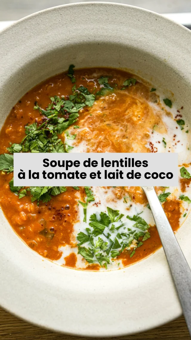 Lentilles, tomate, coco : les 3 ingrédients que j’ai TOUJOURS dans mon placard.Pour les soirs où j’ai zéro envie de faire des courses mais où je veux quand même un truc bon et réconfortant. Un peu de curry, de gingembre, d’ail, et en 30 minutes chrono cette soupe est prête — épaisse, parfumée, avec ce petit coup de piquant du piment et la douceur du lait de coco 🥥La recette complète (quantités incluses) est sur le blog, lien en bio 👆Et vous, c’est quoi vos 3 ingrédients placard « sauve-repas » ? Dites-moi en commentaire 👇#lacuisinecestsimple #soupelentilles #recettefacile #cuisinemaison #currylentilles